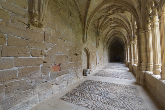 Galería del refectorio del claustro del monasterio de la Oliva
